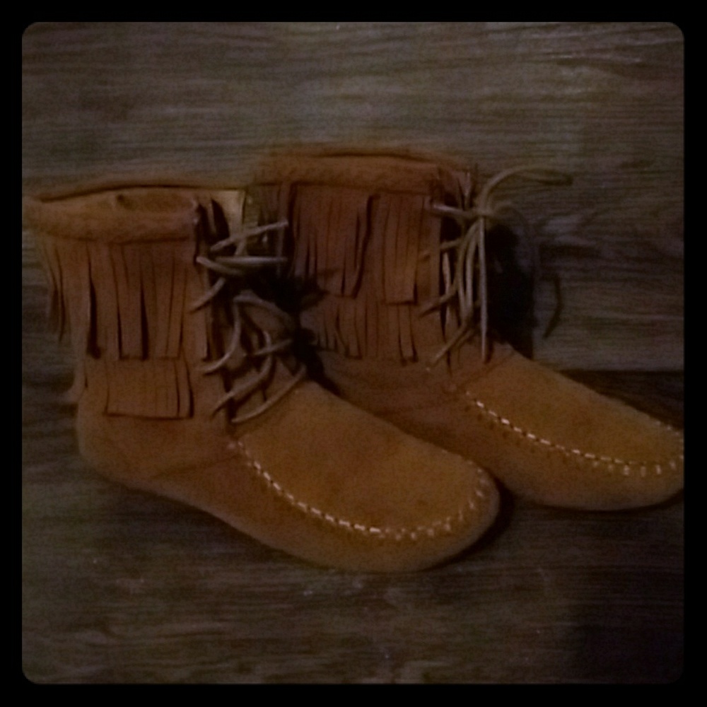 Brown boots. ( big girls)